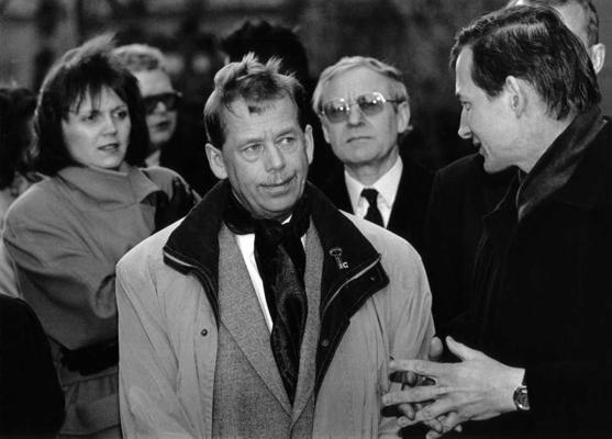 Čehijas Republikas prezidents Vāclavs Havels kopā ar Latvijas kultūras ministru Ojāru Spārīti pastaigā pa Vecrīgu. 1996. gads.