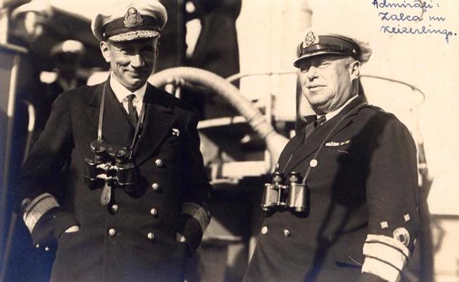 Jūras krastu aizsardzības eskadras komandieris admirālis Arhibalds fon Keizerlings (no labās) un Igaunijas kara flotes komandieris admirālis Hermans fon Zalca. Kuivaste, 1930.–1931. gads.