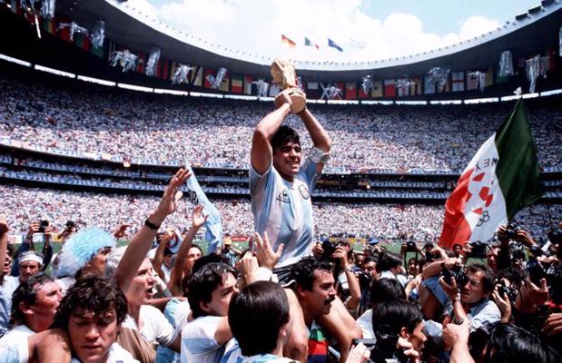 Argentīnas futbola komandas kapteinis Djego Maradona tur rokās Pasaules kausu pēc finālspēles ar Vāciju. Azteca stadions, Mehiko, Meksika, 29.06.1986.
