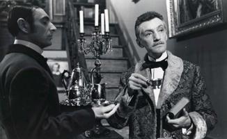 Aina no filmas "Purva bridējs". No kreisās: Vīskrelis (Alfons Kalpaks), barons (Valentīns Skulme). 20. gs. 60. gadi.