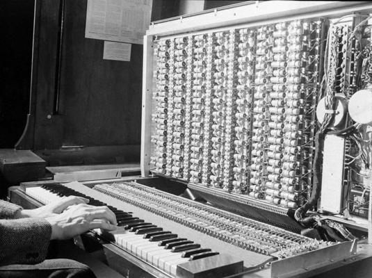 Lorensa Hemonda un viņa kolēģu radītais polifoniskais sintezators. ASV, 1940. gads.
