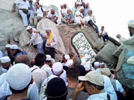 Musulmaņi no visas pasaules svētceļojumā apmeklē arī Hiras alu Džabal an Nura kalnā, kur pravietis Muhammeds, visticamāk, saņēmis pirmo atklāsmi. Meka, Saūda Arābija. 28.08.2017.