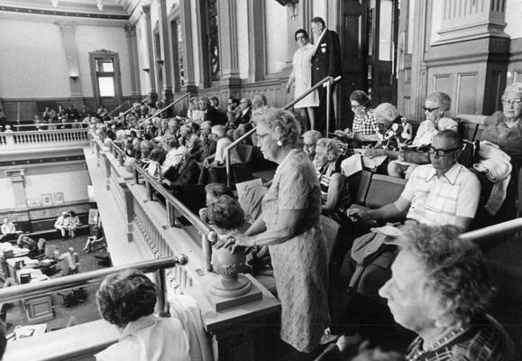 Pārstāvju palātas balkonā pensionāri lobē pabalstu palielināšanu saskaņā ar Valsts darbinieku pensionēšanās likumu (Public Employes Retirement Act). Denvera, 06.06.1975.