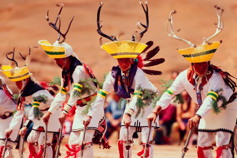 Sanhuanas pueblo indiāņu brieža deja tradicionālā ceremoniālā. Gallapa, Ņūmeksika, ASV, 2002. gads.