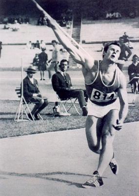 Jānis Lūsis izcīnot olimpiskā čempiona titulu šķēpmešanā vasaras olimpiskajās spēlēs Mehiko, 16.10.1968.