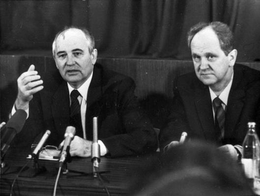 PSKP CK ģenerālsekretārs Mihails Gorbačovs vizītes laikā Rīgā tiekas ar Latvijas Komunistiskās partijas (LKP) biedriem un LKP CK pirmo sekretāru Borisu Pugo. Rīga, 19.02.1987.