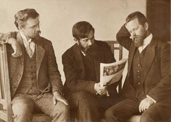 No labās: Jānis Jaunsudrabiņš kopā ar draugiem gleznotāju Aleksandru Štrālu un rakstnieku Kārli Skalbi. Rīga, 1910.–14. gads.