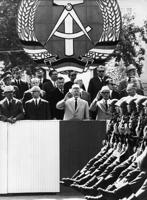 Militārā parāde par godu Berlīnes mūra 5. gadadienai Austrumberlīnē. Tribīnē pirmajā rindā no kreisās: politiķi Frīdrihs Eberts jaunākais (Friedrich Ebert Jr.), Villijs Štofs (Willi Stoph), Valters Ulbrihts un Ērihs Honekers. 13.08.1966.