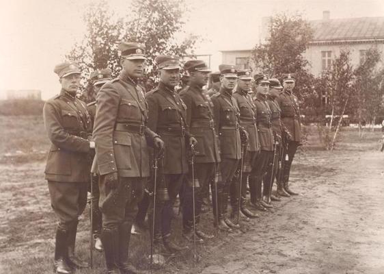 Pulkvedis-leitnants Kārlis Prauls (pirmajā rindā pirmais no kreisās) ierindā ar citiem 3. Jelgavas kājnieku pulka virsniekiem. 1929.–30. gads.
