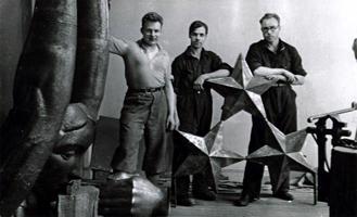 No kreisās: Arnolds Naika, Ragnārs Mirsmēdens, Jānis Zibens Stokholmā. Zviedrija, 20. gs. 30. gadu sākums.