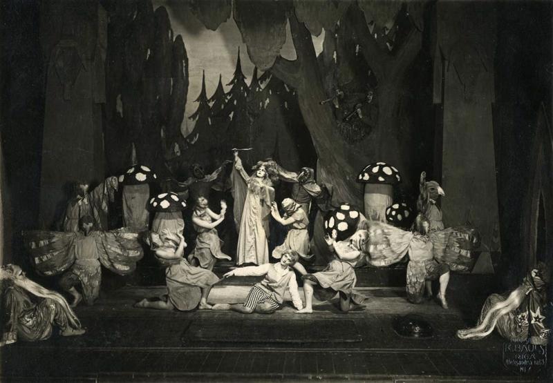 Elvīra Bramberga Sprīdīša lomā (centrā) un Austra Baldone Meža mātes lomā Annas Brigaderes lugā “Sprīdītis”. Dailes teātris, Rīga, 1924. gads.