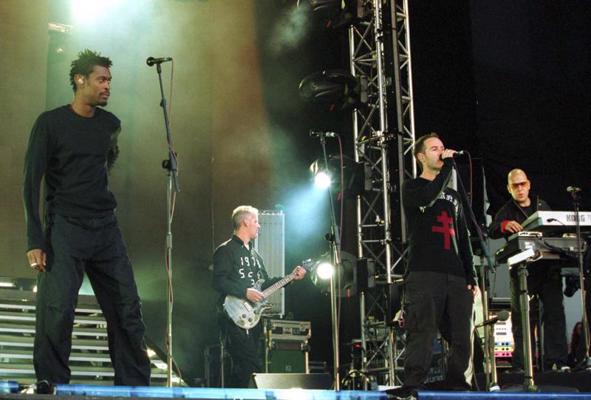 Grupa "Massive Attack" koncertā "Skonto" stadionā. Rīga, 16.06.2003.