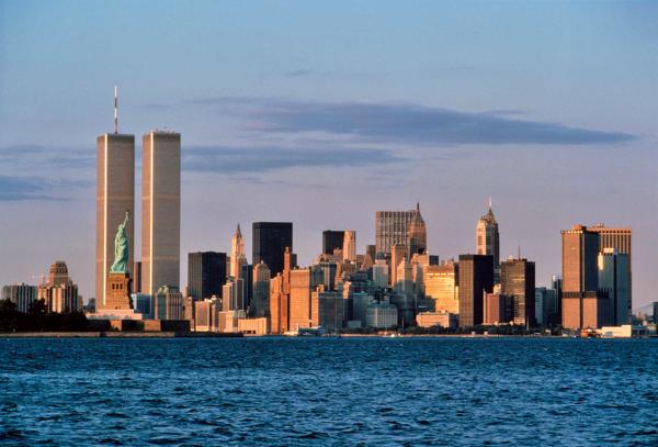 Ņujorkas siluets ar Brīvības statuju (The Statue of Liberty) un Pasaules tirdzniecības centra (World Trade Center) dvīņu torņiem. 1982. gads.