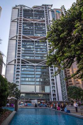 Normena Fostera un arhitektu firmas Foster and Partners projektētā Honkongas un Šanhajas banku korporācijas ēka Honkongā. 2016. gads.