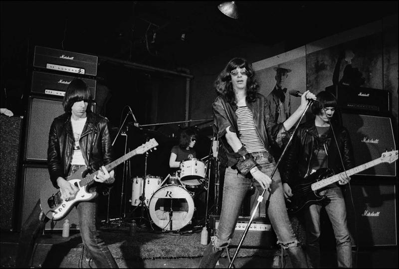 Ramones uzstājas mūzikas klubā CBGB. Ņujorka, 04.02.1977.