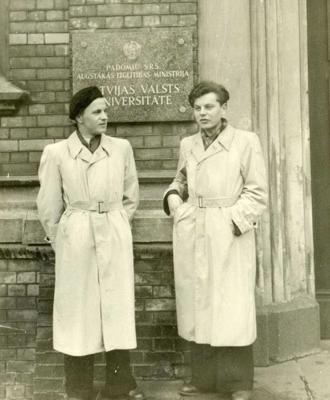 No kreisās: lietuviešu literāts un tulkotājs Justīns Marcinkēvičš (Justinas Marcinkevičius) un Jons Kazlausks. Rīga, 1952. gads.