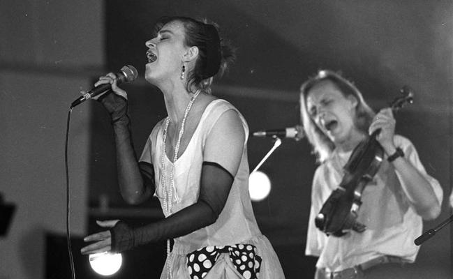 Grupas ''Zodiaks'' solisti Maija Lūsēna un Zigfrīds Muktupāvels mūzikas festivālā ''Liepājas dzintars - 90''. Liepāja, 08.1990.