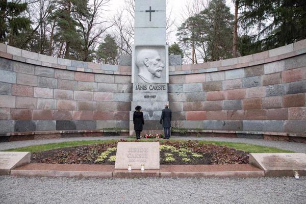Ziedu nolikšana Meža kapos, atzīmējot Latvijas de jure atzīšanas 99. gadadienu. 24.01.2020.