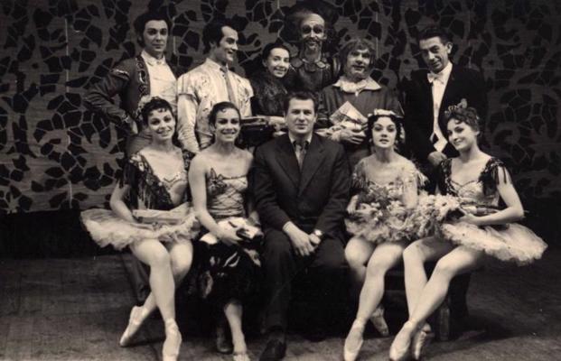 Diriģents Jānis Hunhens (otrajā rindā 1. no labās), baletmeistars Jevgeņijs Čanga (pirmajā rindā centrā) un iestudējuma dalībnieki pēc Ludviga Minkusa baleta “Dons Kihots” pirmizrādes LPSR Valsts operas un baleta teātrī, 1961. gads.