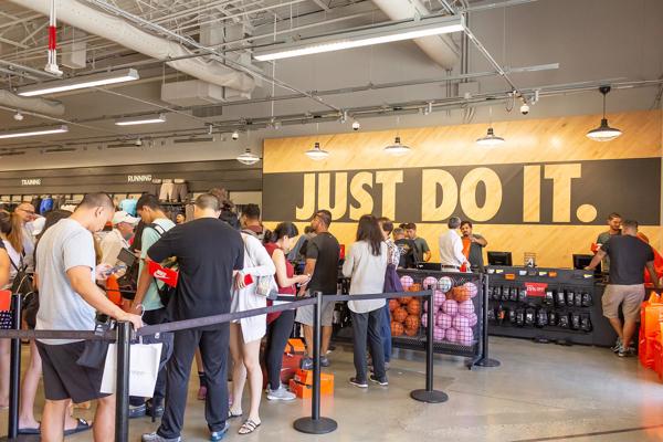 Zīmola Nike mārketinga kampaņas "Just Do It" sauklis uz sienas veikalā. ASV, 08.10.2019.