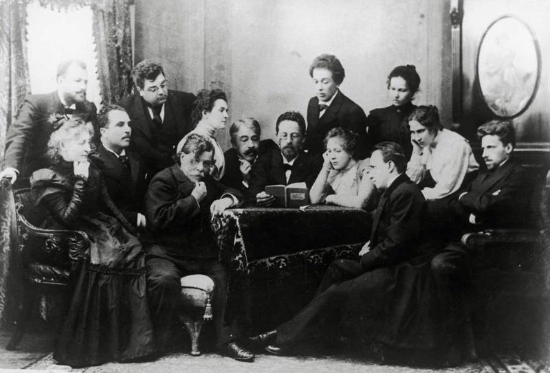 Antons Čehovs kopā ar aktieriem lasa lugu “Kaija”. Krievija, 1899. gads.