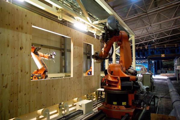 Robots apkalpo krusteniski līmēto koka paneļu (Crosslaminated timber, CLT) ražošanas iecirkni SIA “Gaujas koks” ražotnē. Krustpils, 2016. gads.