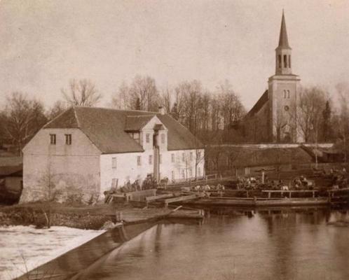 Lejasdzirnavas un Iecavas luterāņu baznīca. Iecava, 1881. gads.