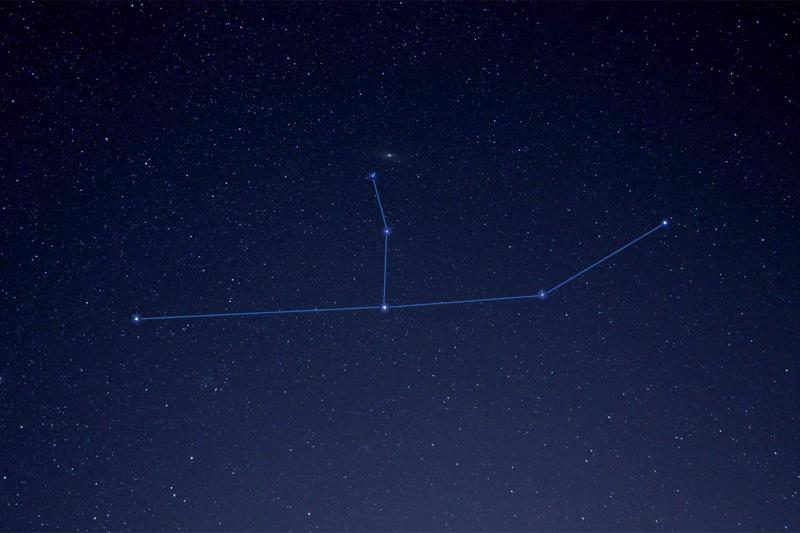 Debess apgabals ar Andromedu. Ar līnijām parādīta zvaigznāja raksturīgā figūra. 25.10.2020.