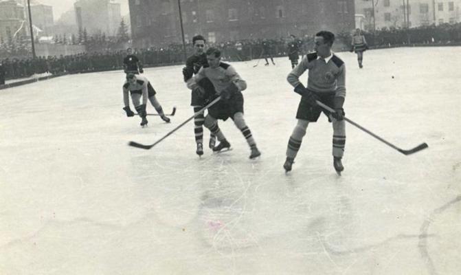 Latvijas–Polijas valstsvienību spēle hokejā Latvijas Sporta biedrības slidotavā. Rīga, 23.01.1938.