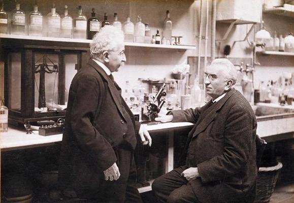 Brāļi Limjēri savā laboratorijā. 1920. gads.