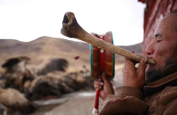 Tradicionālā tibetiešu debesu bēru ceremonija, kuras laikā mirušā ķermenis tiek izbarots maitu lijām. Ķīna, 2006. gads.