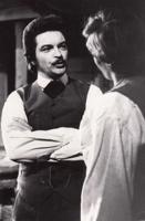 Ģirts Jakovļevs Dūdara lomā režisora Alfreda Jaunušana iestudējumā "Skroderdienas Silmačos". Nacionālais teātris, 1975. gads.