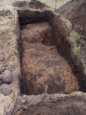 Arheoloģiskais pārbaudes rakums Spriņģu pilskalnā pamatzemes līmenī skatā no ziemeļiem. 29.04.2007.