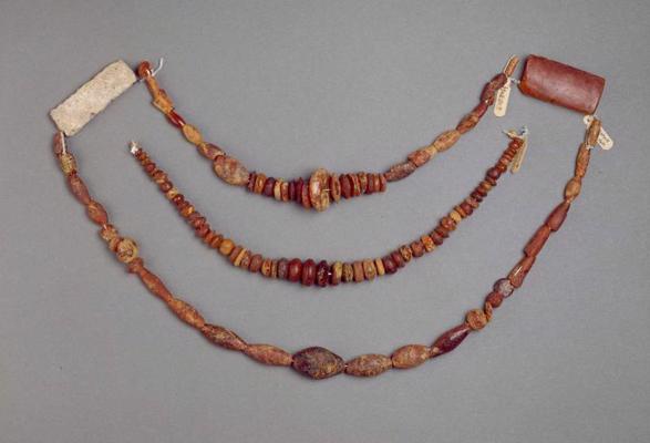 Dzintara kaklarota. Halštates kultūra, ap 700.–450. gadu p. m. ē.