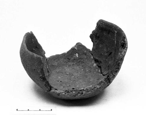 Brikuļu arheoloģiskās izpētes ekspedīcijas IV laukuma virskārtā atrastais keramikas trauks (podiņš). 27.03.1975.
