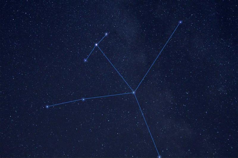 Debess apgabals ar Ērgli. Ar līnijām parādīta zvaigznāja raksturīgā figūra. 25.10.2020.