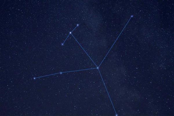 Debess apgabals ar Ērgli. Ar līnijām parādīta zvaigznāja raksturīgā figūra. 25.10.2020.
