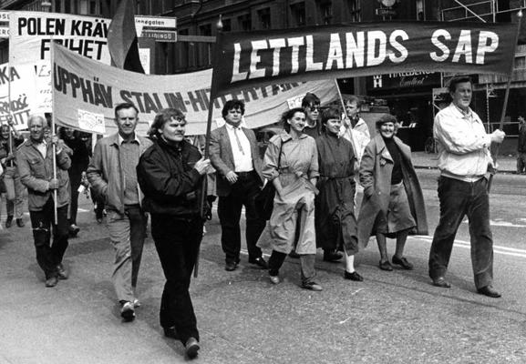 LSDSP dalībnieki Zviedrijas Sociāldemokrātu partijas 1. maija gājienā Stokholmā, ceturtais no kreisās Vilnis Zaļkalns. 1982. vai 1983. gads.