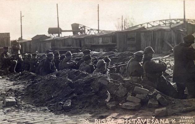 Latvijas armijas karavīri ierakumos Daugavmalā Bermontiādes laikā. 10.1919.