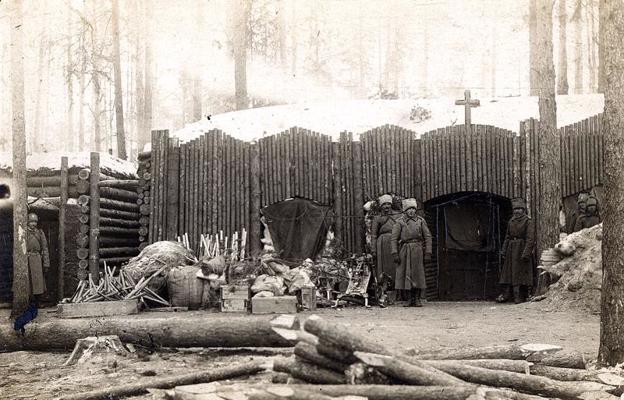 4. Vidzemes latviešu strēlnieku pulka karavīri pie vācu baznīcas Ložmetējkalna rajonā. 01.1917.