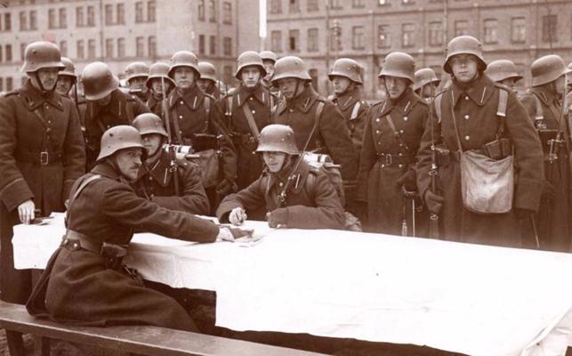 Svinīgā solījuma parakstīšana Latvijas armijas 4. Valmieras kājnieku pulkā. Rīga, 20. gs. 20. gadu vidus.