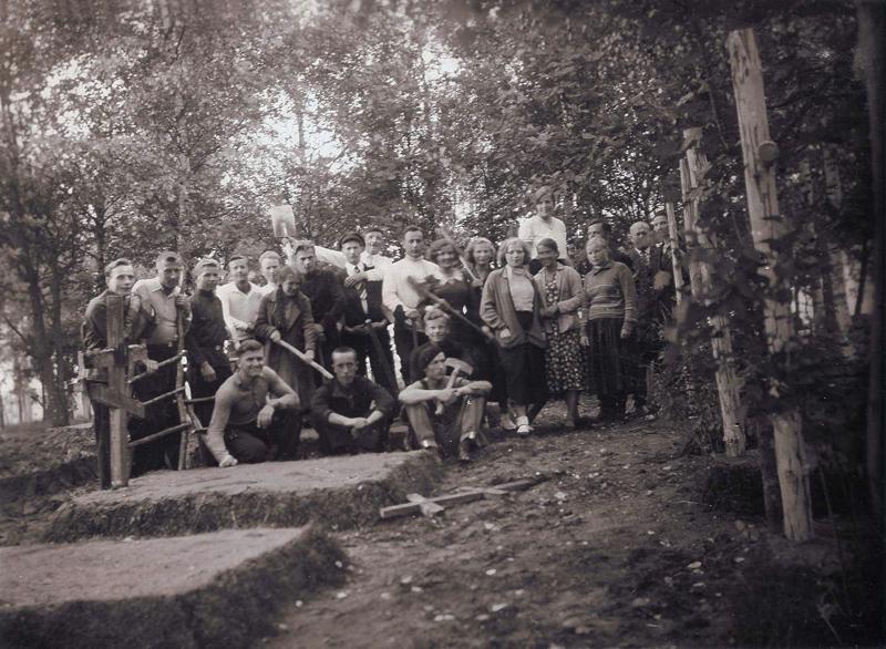 Daugavpils Sokol centra dalībnieki pēc talkas Pirmā pasaules kara kapos, atjaunojot kapu kopas un krustus. 20. gs. 30. gadi.