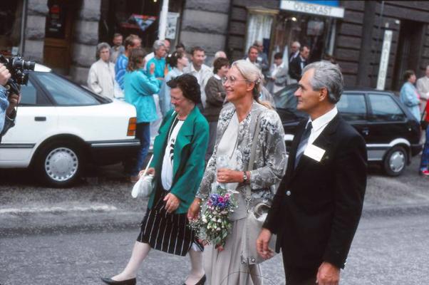 Centrā no kreisās: Helsingborgas domes priekšsēdētāja Ingēra Andersone (Inger Anderson Sjöstedt), Laila Freivalde un Dziesmu svētku rīkotājs Gunārs Pāvuls Dziesmu svētku gājienā Helsingborgā. Zviedrija, 30.07.1989.