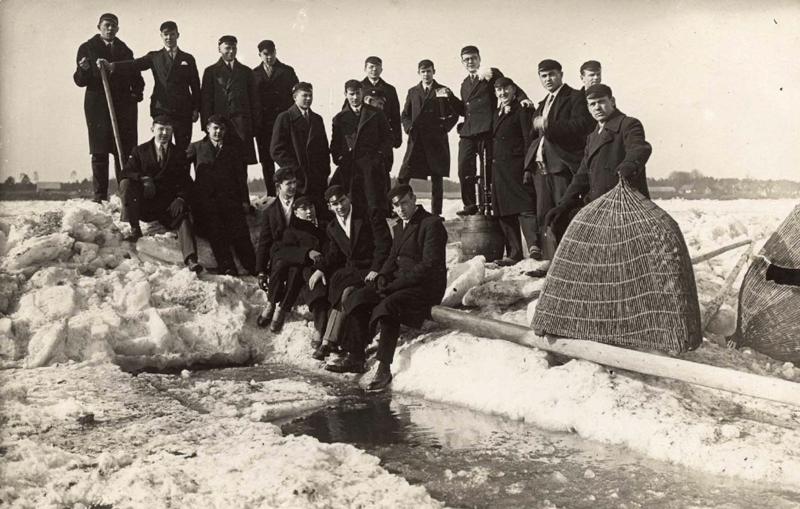 Korporācijas "Fraternitas Metropolitana" fukšu bēgšana Daugavā uz ledus pie zivju tačiem. Doles sala, 1929. gada pavasaris.