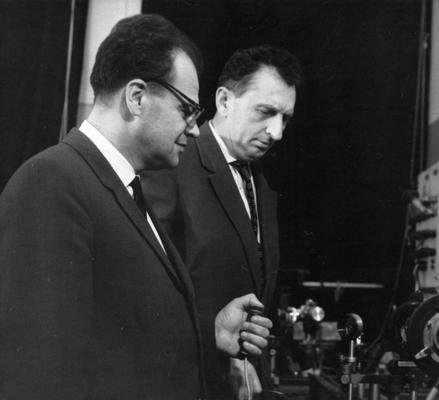 No kreisās: Nikolajs Basovs un Aleksandrs Prohorovs veicot pētījumu. 1964. gads.