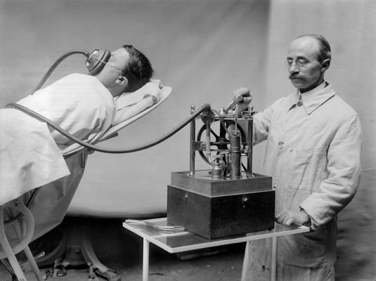Agrīnā hloroforma narkoze. Dibuā (R. Dubois) anestēzijas mehānisms tika darbināts ar kloķa palīdzību. Francija, 1913. gads.