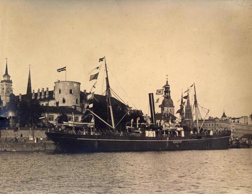 Tvaikonis "Saratov" Daugavā pie Rīgas pils. 07.1919.