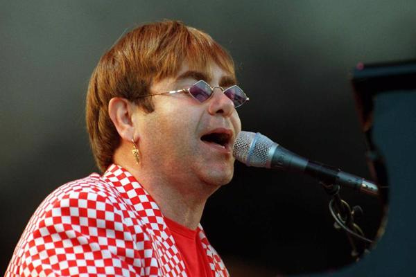 Eltons Džons uzstājas festivālā "Rock over Germany". Līneburga, 1995. gads.