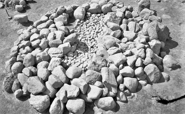 Buļļumuižas senkapi. Akmeņu šķirsts 17. uzkalniņā. 1965. gads.
