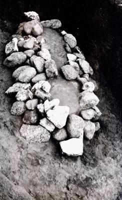 Reznu 2. uzkalniņa centrālais akmeņu šķirsts ar skeletapbedījumu. To uzskatīja par senāko apbedījumu uzkalniņā, bet izrādījās, ka tas ir viens no jaunākajiem, kas uzkalniņā ierakts ap 675. gadu p. m. ē.